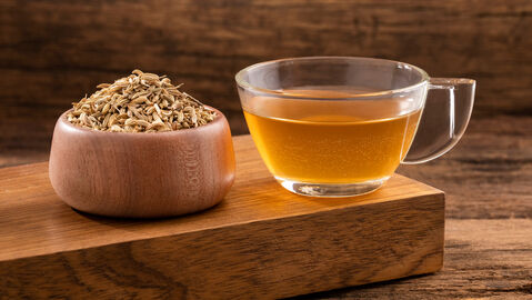 Teesorten wie Fenchel-, Pfefferminz- oder Anis-Tee als Hausmittel gegen Luft im Bauch