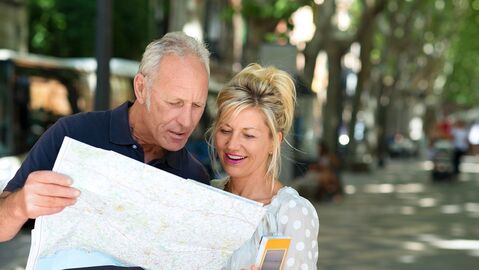 Frau und Mann schauen sich einen Stadtplan an
