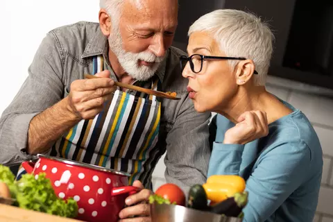 Mann und Frau sind am Kochen 