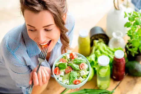 Frau isst einen Salat