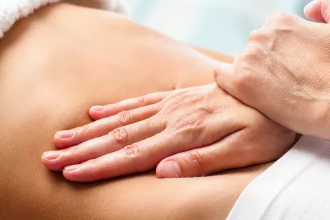 Hand massiert Bauch 