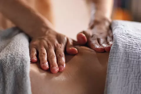 Bauchmassage bei Blähungen und Bauchschmerzen