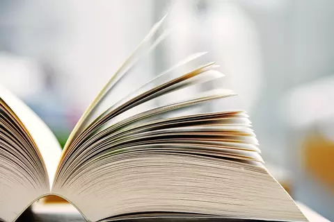 Aufgeklapptes Buch