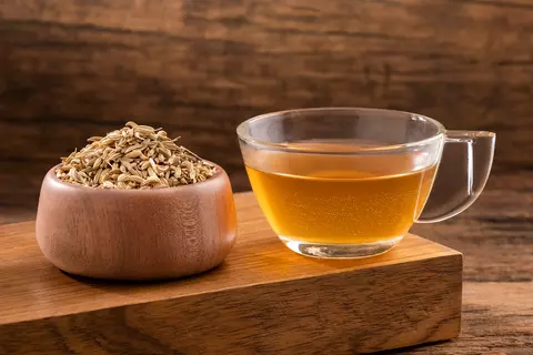 Teetasse wie Fenchel-, Pfefferminz- oder Anis-Tee als Hausmittel gegen Luft im Bauch