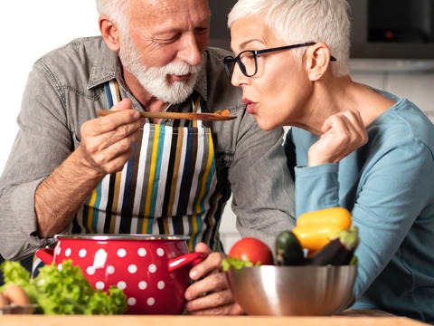 Ein älteres Paar kocht gemeinsam