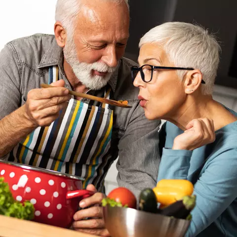 Mann und Frau sind am Kochen 